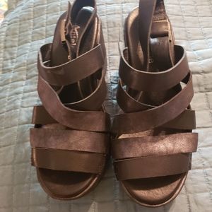 Antelope sandals